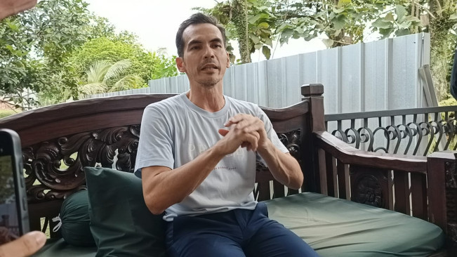 Atalarik Syach ditemui di kediamannya di Cibinong, Jawa Barat, Jumat (16/5/2025). [FTNews]